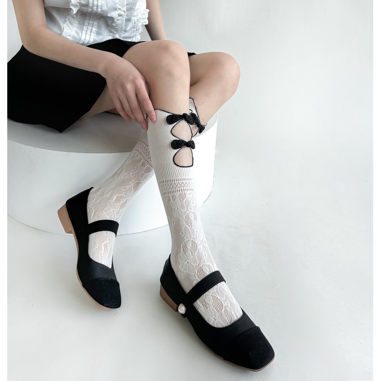Pipakou-Lace-Floral-White-Crew-Socks