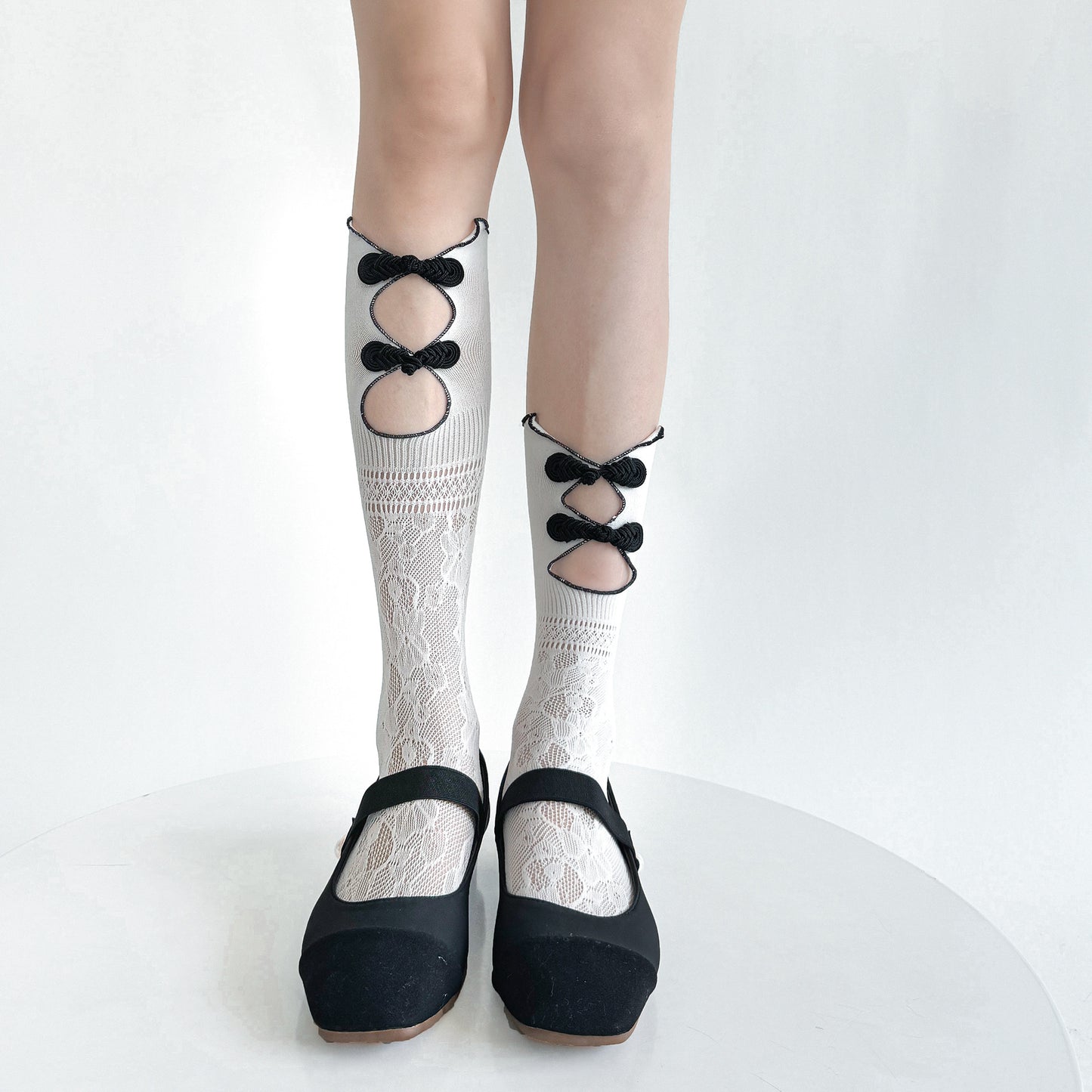 Pipakou-Lace-Floral-White-Crew-Socks